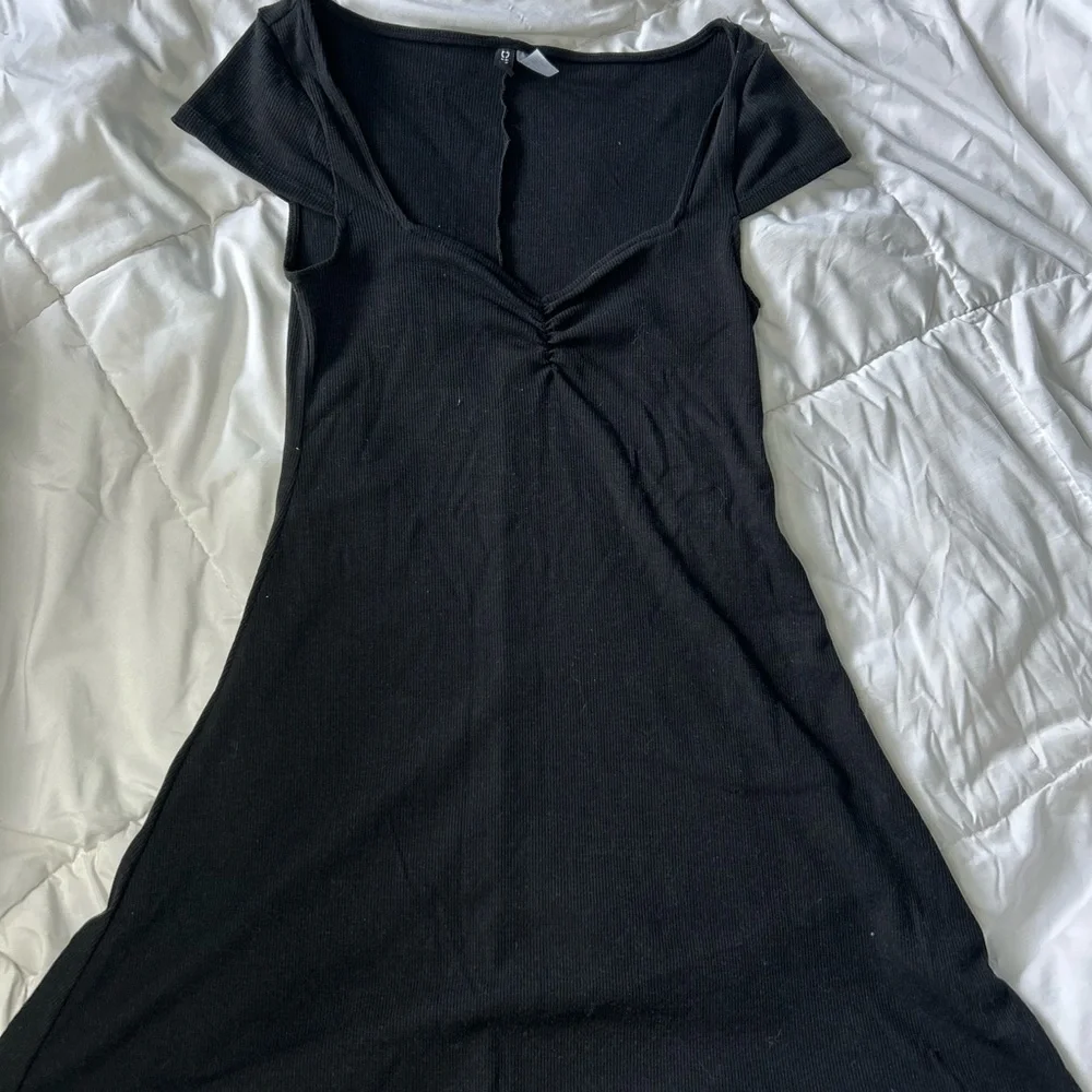 H&M Divided Black Ribbed Top - Picture 1 of 2